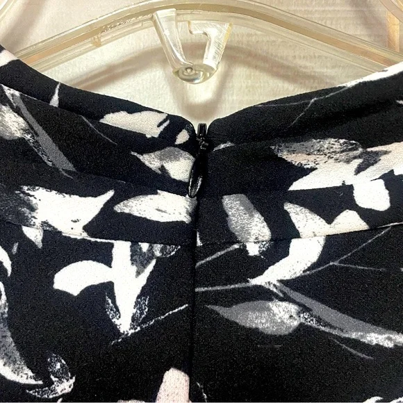 NWT White House Black Market Black White Floral Twist Neck Halter Top Sz L - Picture 7 of 7